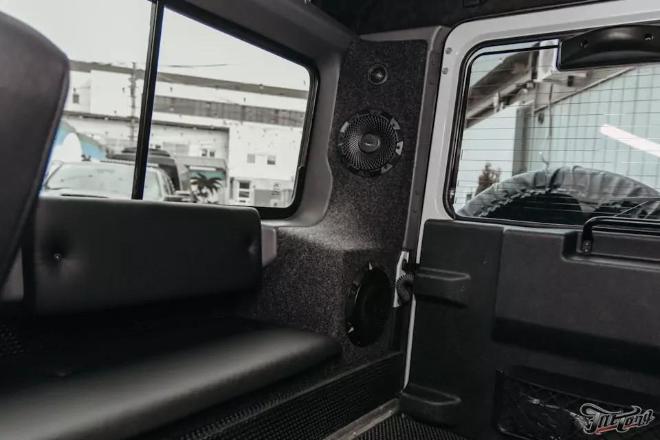 Привели в порядок Land Rover Defender! Заново окрасили элементы, очистили кузов, восстановили световое оборудование и построили новую акустическую систему
